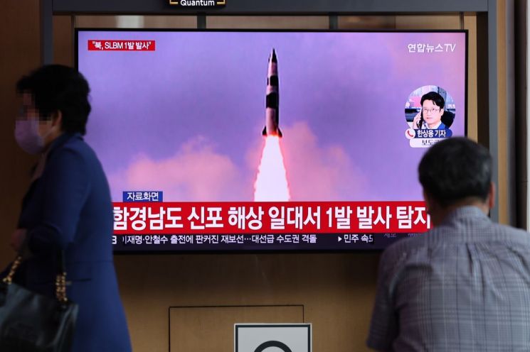 [종합]북한, 탄도미사일 발사…美핵항모 입항 '무력시위'
