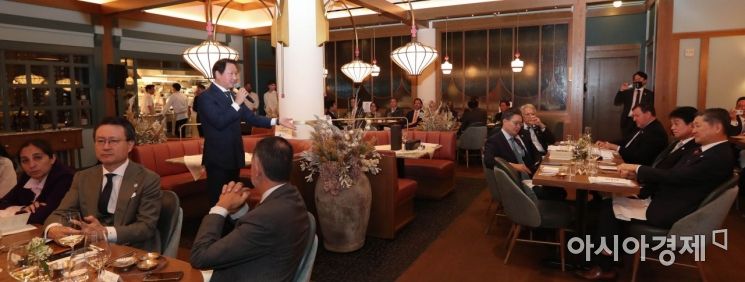 대한상공회의소는 23일(현지시간) 뉴욕에 있는 한식당 '오이지 미'에서 '한국의 밤'을 개최했다. 최태원 대한상의 회장이 만찬사를 통해 부산엑스포와 한식에 대해 설명하고 있다.
