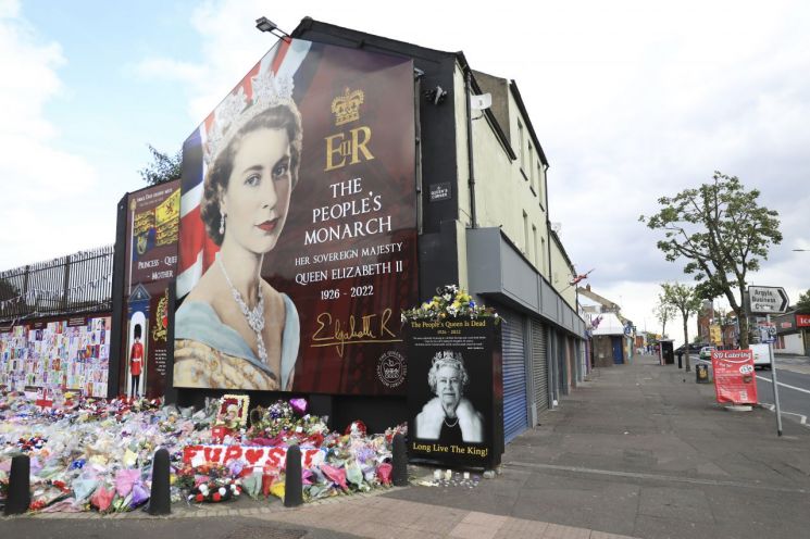 지난 19일(현지시간) 북아일랜드 수도 벨파스트의 샨킬 거리에 엘리자베스 2세 영국 여왕을 추모하는 꽃다발이 놓여 있다.  [사진 제공= AP연합뉴스]