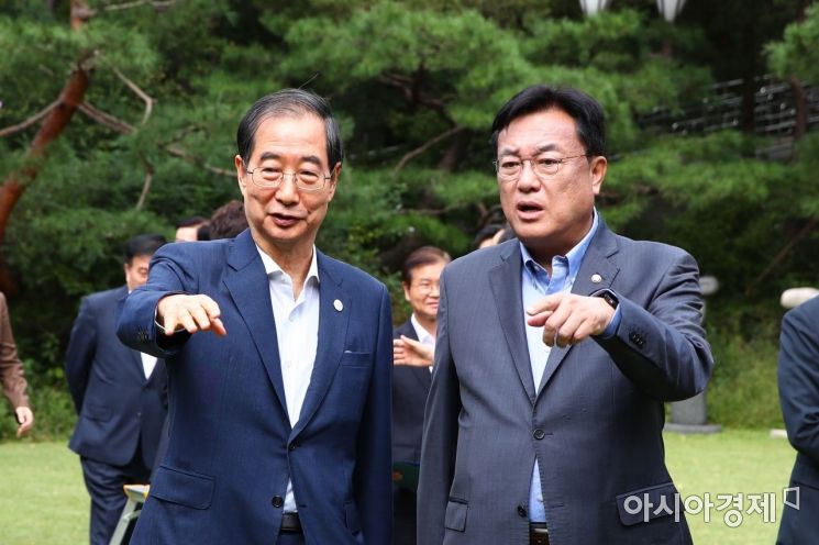 한덕수 국무총리와 정진석 국민의힘 비상대책위원장이 25일 서울 종로구 총리공관에서 열린 고위당정협의회에 참석, 회의 시작 전 이야기를 나누고 있다./윤동주 기자 doso7@