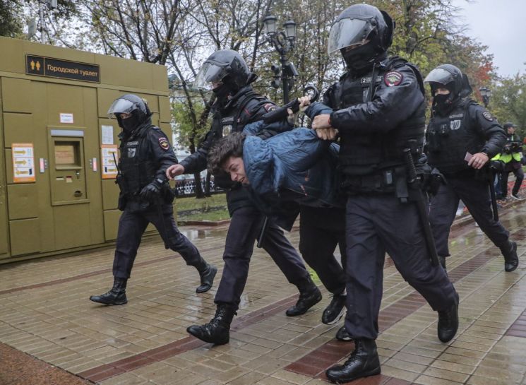 지난달 24일(현지시간) 러시아 모스크바 시내에서 경찰이 부분 동원령에 반대하는 불법 집회 참가자를 연행하고 있다. [이미지출처=연합뉴스]
