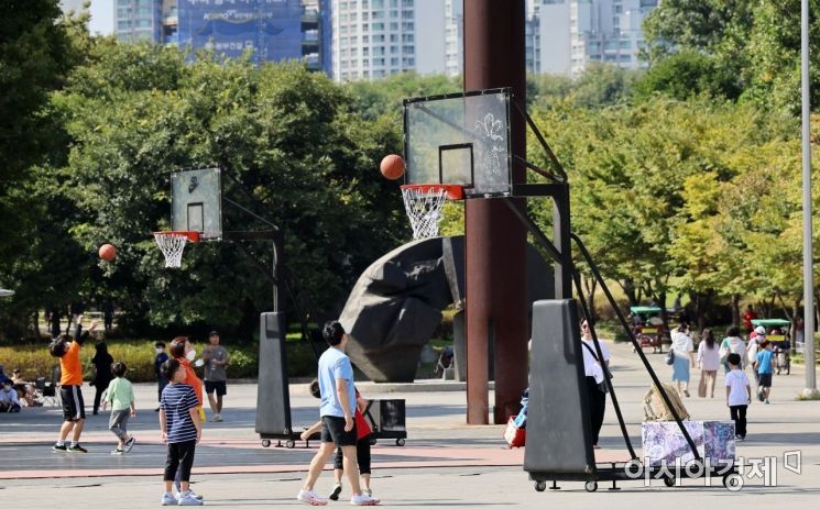 실외 마스크 전면해제를 하루 앞둔 25일 서울 송파구 올림픽공원을 찾은 시민들이 농구를 즐기고 즐기고 있다./윤동주 기자 doso7@