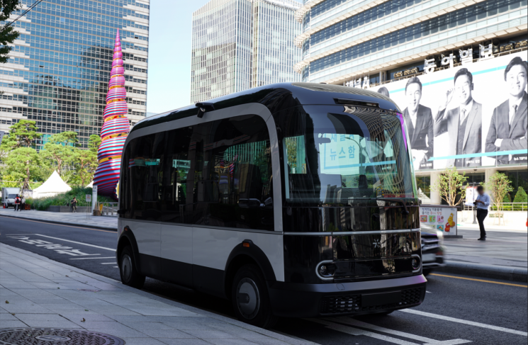 미래형 디자인 '자율주행 전용버스' 첫 선…청계천서 시범운행