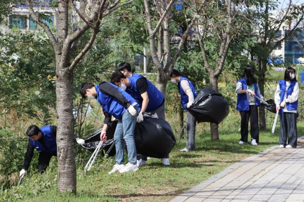 지난 23일 현대로템 임직원들이 경기도 의왕시 왕송호수 및 금천천 일대에서 환경정화활동을 하고 있다. [사진제공=현대로템]