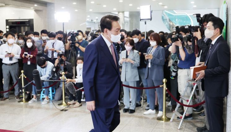 리얼미터 "尹대통령, 3주 연속 지지율 회복"…비속어 논란 뒤 일간 조사는 '하락세'