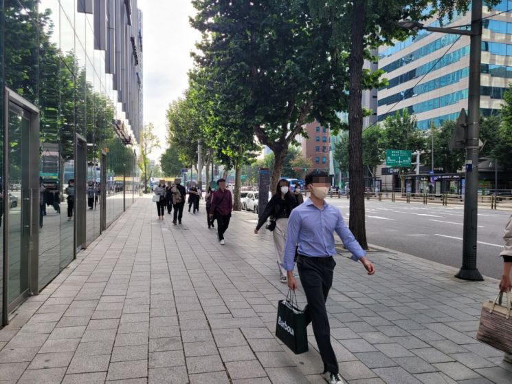 26일부터 실외 마스크 착용 의무 지침이 해제됐다. 그럼에도 서울 종로구 출근길 일대에서 사람들은 여전히 마스크를 쓴 채 출근하고 있었다. /사진=공병선 기자 mydillon@