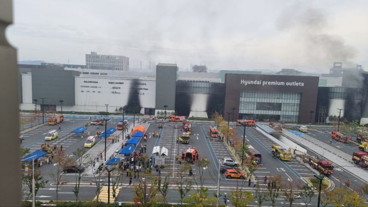 26일 오전 대전 유성구 한 대형 아웃렛에서 불이나 아웃렛 건물 앞 주차장에 소방차들이 모여있다. [이미지출처=연합뉴스]