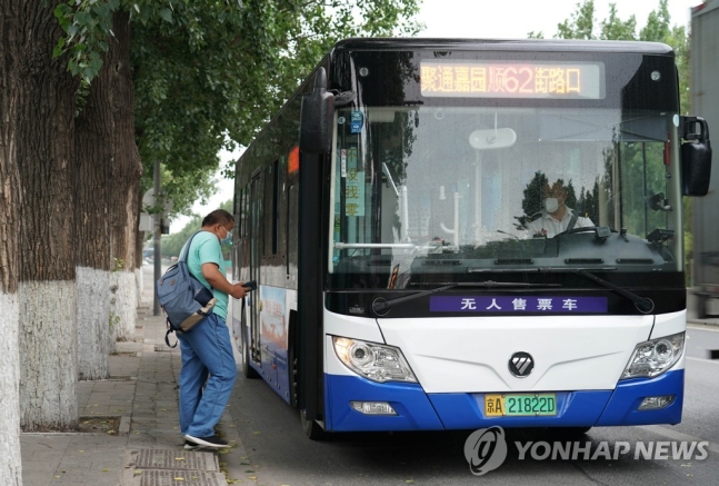 중국 베이징시가 장거리 버스 운전기사들의 건강과 감정 상태를 관찰할 수 있는 '전자 팔찌'를 채우기로 했다. 사진=연합뉴스