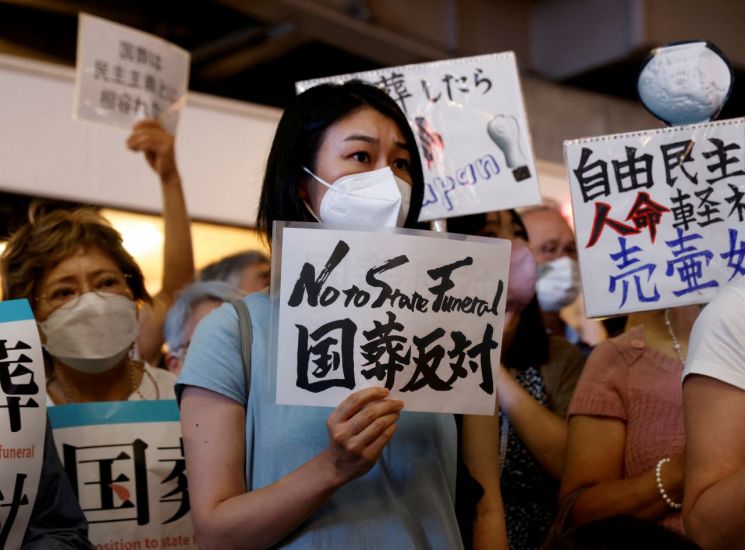 아베 신조 전 일본 총리 국장을 이틀 앞둔 25일(현지시간) 도쿄에서 시민들이 아베 전 총리 국장에 반대하며 시위를 벌이고 있다. [이미지출처=연합뉴스]