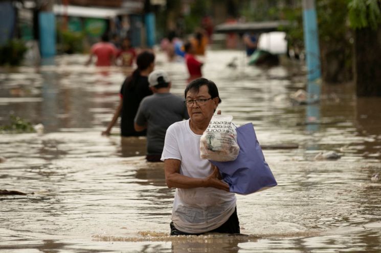 슈퍼 태풍 ‘노루’ 필리핀 강타…구조대원 등 6명 사망