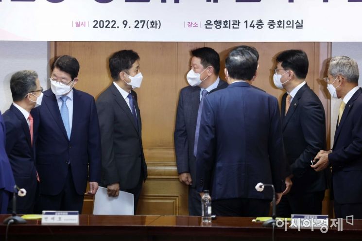 [포토]참석자들과 대화 나누는 김주현 금융위원장 