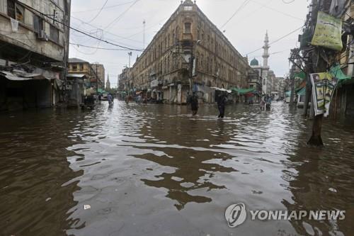 카라치 시내가 폭우로 물에 잠겼다. 이번 홍수로 인한 1500명 이상이 사망하고 3300만명 이상의 이재민이 발생했다. 사진=AP연합뉴스