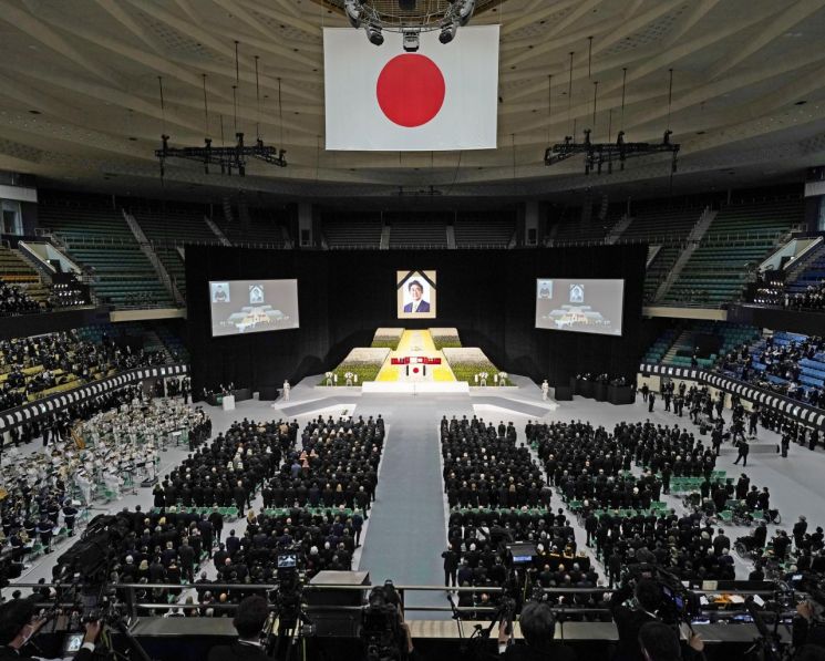 아베 신조 전 일본 총리 국장(國葬)이 27일 오후 2시 도쿄 소재 일본무도관에서 열렸다. [이미지출처=연합뉴스]