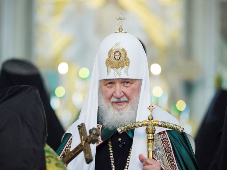 지난 12일 러시아 정교회의 수장인 키릴 총대주교가 러시아 모스크바 다닐로프 수도원에서 예배를 드리고 있다. [이미지출처=로이터연합뉴스]