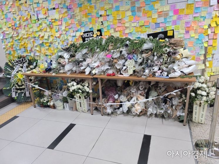 사건이 일어난 화장실 옆 벽면에는 매일 추모 발길이 이어지고 있다. 일부 메시지에는 서울교통공사 직원이 남긴 것으로 보이는 "후배님 편히 쉬세요. 죄송합니다." 라는 추모 문구도 있었다. 사진=한승곤 기자 hsg@asiae.co.kr