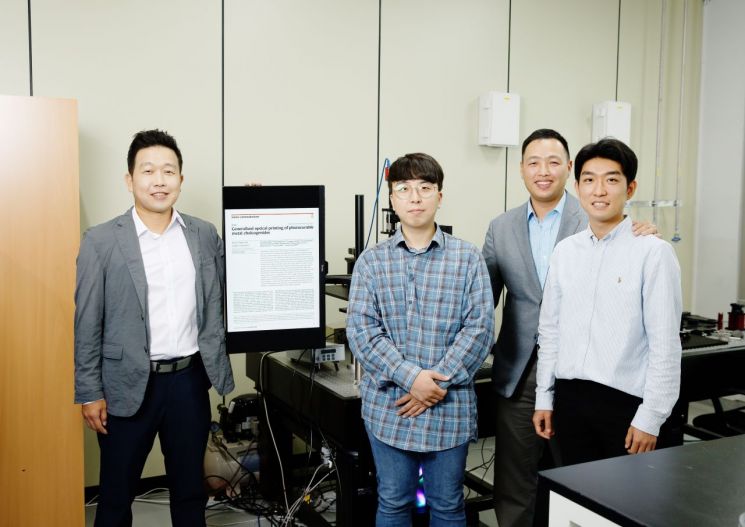 연구에 참여한 (왼쪽부터)이지석 교수, 정상균 연구원, 손재성 교수, 백성헌 연구원이 사진을 찍고 있다.