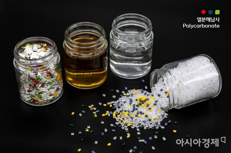 롯데케미칼이 국내 업계 최초로 폐플라스틱으로 만든 열분해유 기반 납사를 활용해 석유화학제품 상업 생산에 성공했다고 28일 밝혔다. 폐플라스틱, 열분해유, 열분해 납사, 폴리카보네이트 제품.