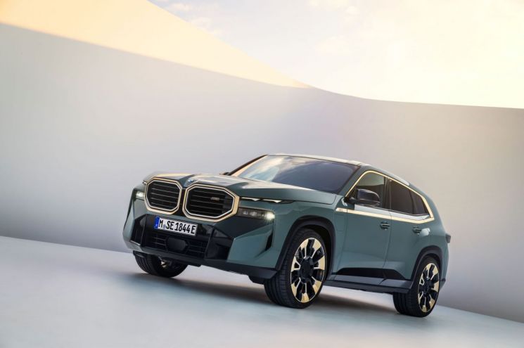 BMW 고성능 SUV XM 첫공개…내년 봄 국내 출시