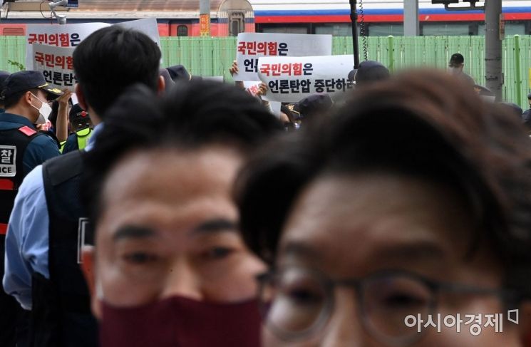 시민단체 회원들이 28일 서울 마포구 MBC 본사 앞에서 항의 방문한 국민의힘 의원들 대상으로 언론탄압 중단 피켓을 들고 있다./국회사진기자단