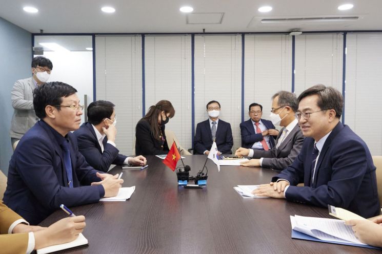 김동연 경기도지사(오른쪽)가 28일 서울 중앙협력본부 사무실에서 레 쥬이 탄 베트남 빈폭성 인민위원장과 만나 두 지역 협력확대 방안에 대해 이야기하고 있다.