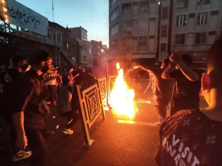 이란 외곽에서 시위대가 20대 여성의 의문사 사건에 항의하면서 불을 피우고 거리를 봉쇄하고 있다. 사진 AP=연합뉴스
