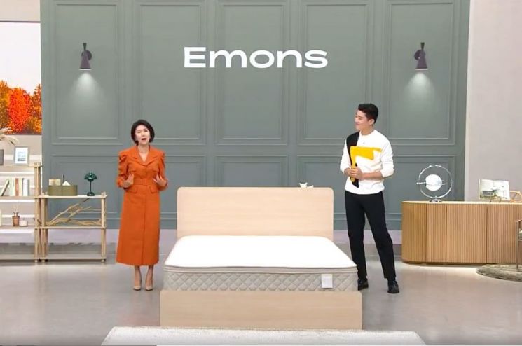 SK스토아에서 에몬스 플레인 에디션 침대 판매 방송이 진행되고 있다. (사진제공=SK스토아)