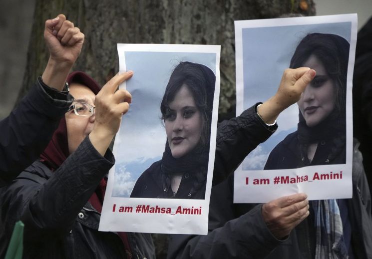 20일(현지시간) 독일 베를린 이란 대사관 앞에서 서방에서 활동하는 이란 반정부단체 '이란국민저항위원회'(NCRI)의 망명 이란인들이 이란에서 최근 히잡을 쓰지 않았다는 이유로 경찰에 체포된 22세 여성 마흐사 아미니가 의문사한 사건에 대한 진상조사 등을 촉구하며 시위를 벌이고 있다. [이미지출처=연합뉴스]