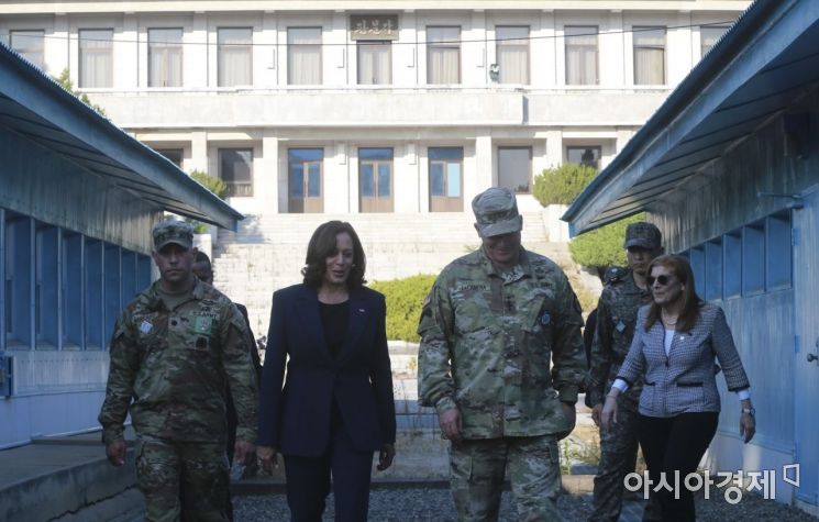DMZ 방문한 해리스 "北, 악랄한 독재정권…전쟁 위협 여전"