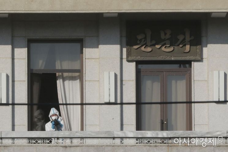 [포토]해리스 미국 부통령 바라보는 북한 군인 