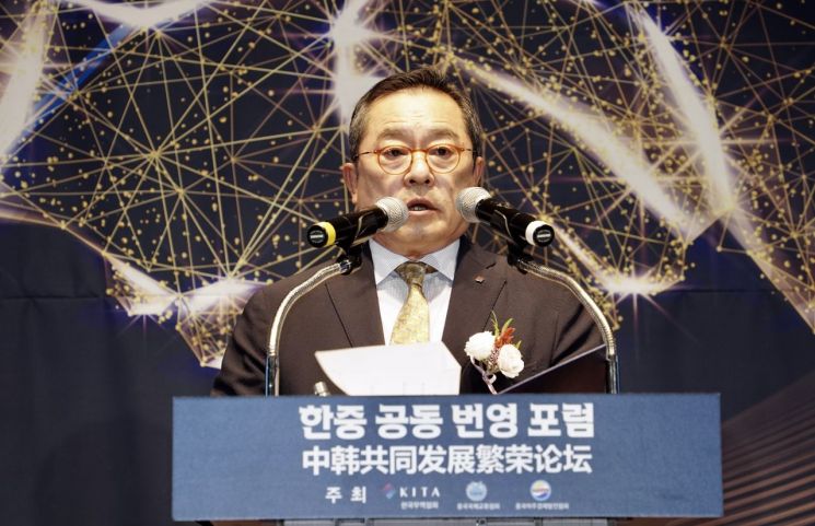 구자열 한국무역협회장이 한국과 중국의 수교 30년을 기념하는 '한중 공동 번영 포럼'에서 개회사를 하는 모습.(사진제공=무협)