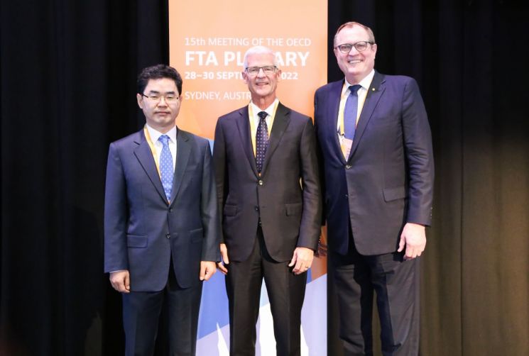 김창기 국세청장(왼쪽)이 밥 해밀턴 OECD FTA 의장 및 캐나다 국세청장, 크리스 조던 호주 국세청장과 기념사진을 찍고 있다. /사진 제공=국세청