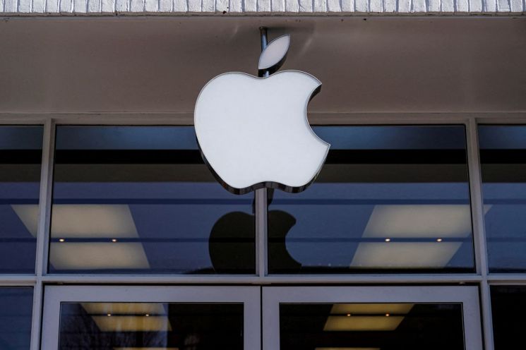 애플, 中코로나에 실적 '뒷덜미'…4년만에 매출감소