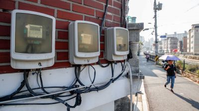 한국전력이 4분기 전기요금 연료비 조정단가 발표를 앞두고 있는 지난달 30일 서울 도봉구 주택가에 전기계량기가 설치돼 있다./강진형 기자aymsdream@