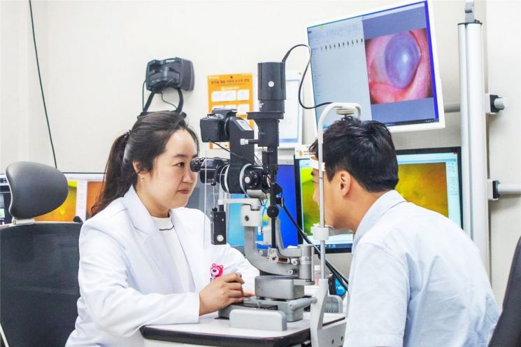 김계중 명지병원 안과 교수(왼쪽)가 눈물흘림증을 진료하고 있다.[사진제공=명지병원]