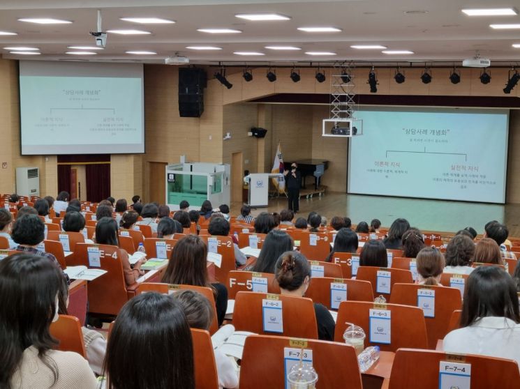 경북교육청은 학업 중단 예방과 상담업무 내실화를 위해 학생상담 전문성 강화 지원에 나섰다.