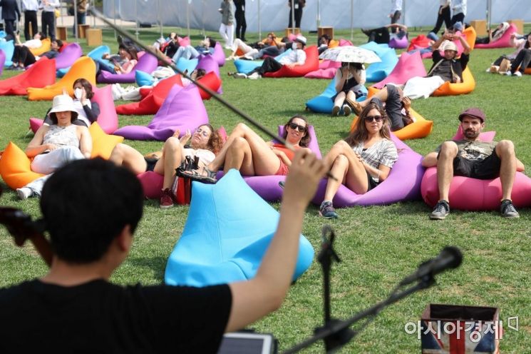 [포토]마스크 벗고 공연 감상 