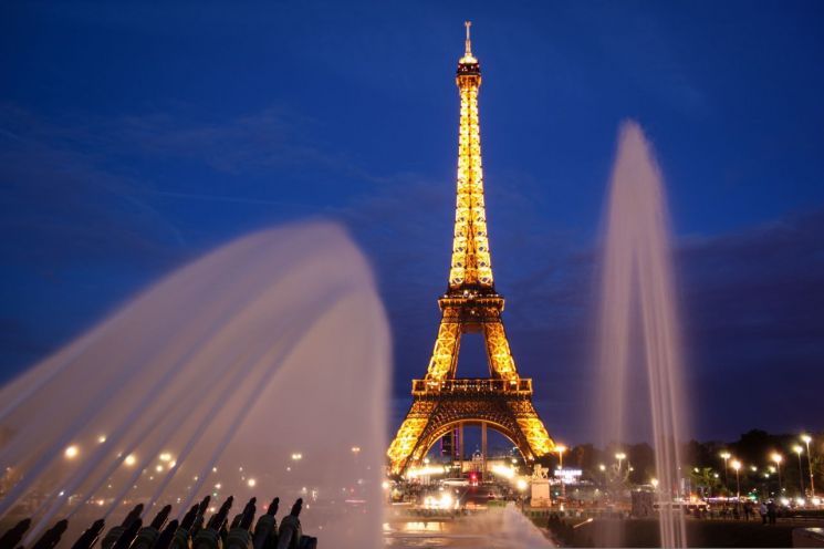 프랑스 파리 에펠탑의 조명은 평소보다 1시간 넘게 일찍 소등해 오후 11시45분 모두 꺼졌다. [이미지출처=픽사베이]