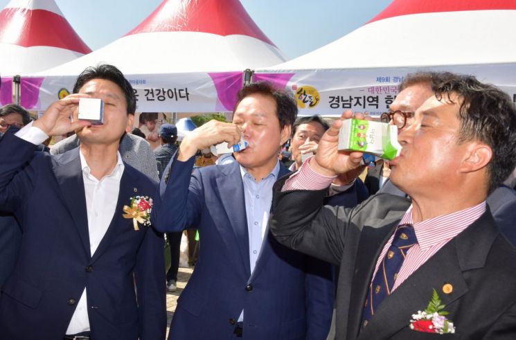 제9회 경남 축산사랑 한마음대회에서 우유를 시음하는 박완수 도지사(가운데).