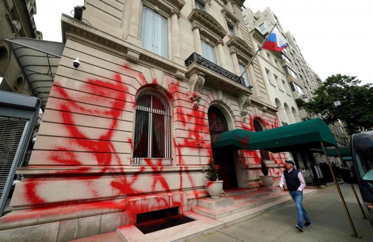 뉴욕 러시아 영사관 붉은 페인트 공격 당했다