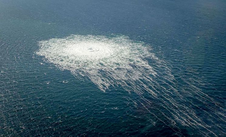 북유럽 발트해의 노르트스트림 2 해저 가스관에서 가스가 유출되는 모습 [이미지출처=연합뉴스]