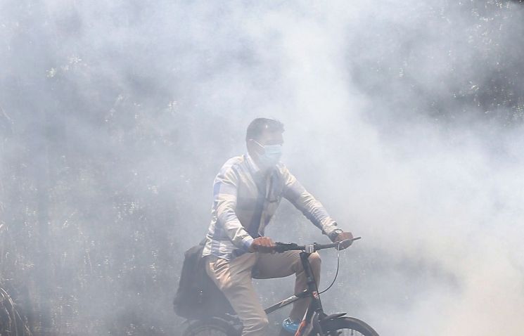 지난 4월 인도 카르나타카 주 방갈로르에서 길가의 쓰레기장으로 인해 심각한 대기오염이 발생했다. [이미지출처=EPA연합뉴스]