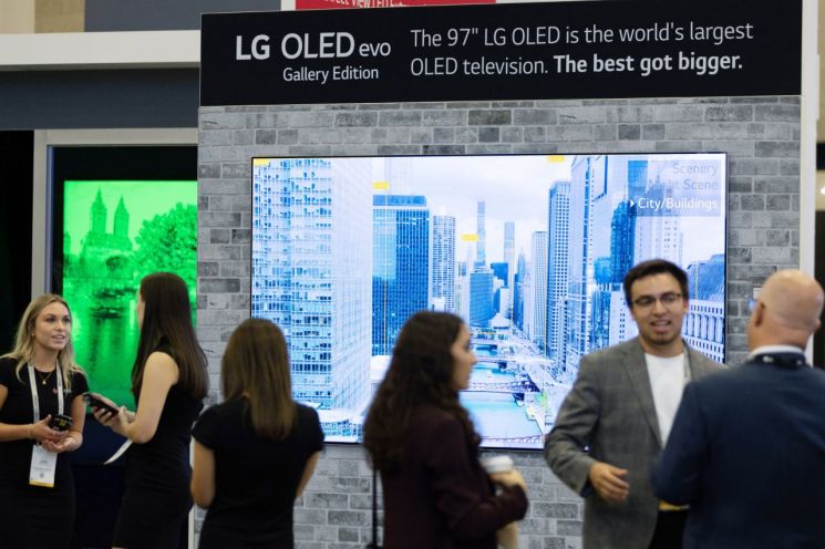 관람객이 CEDIA Expo 2022에서 LG전자의 97형 올레드 TV를 살펴보고 있다. / 제공=LG전자