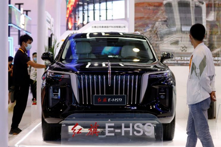 중국 제일자동차(FAW)의 홍치 E-HS9 전기차가 베이징에서 열린 한 행사에서 전시돼 있다.＜이미지출처:연합뉴스＞