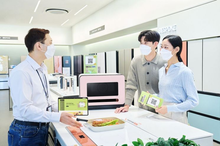 삼성 디지털프라자 강남본점에서 판매 직원이 구매자에게 삼성전자 멤버십 플랜을 소개하고 있다. / 제공=삼성전자