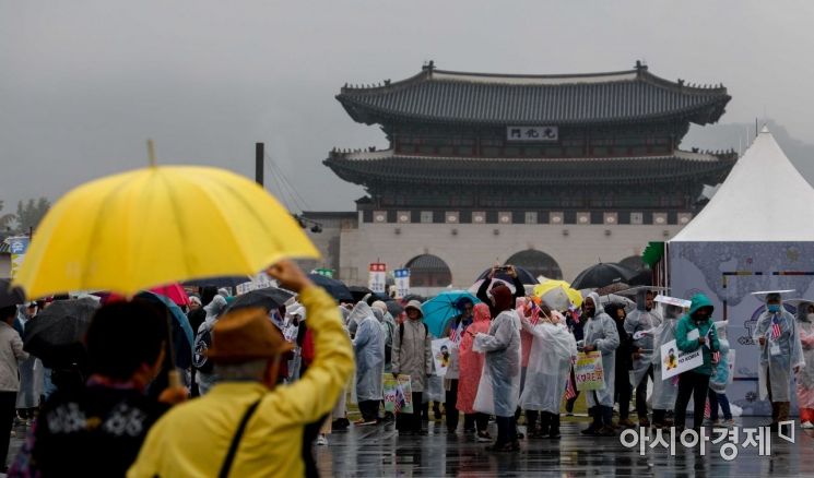가을비가 내리고 있는 3일 서울 종로구 광화문 광장에서 시민들이 우산을 쓰고 이동하고 있다./강진형 기자aymsdream@
