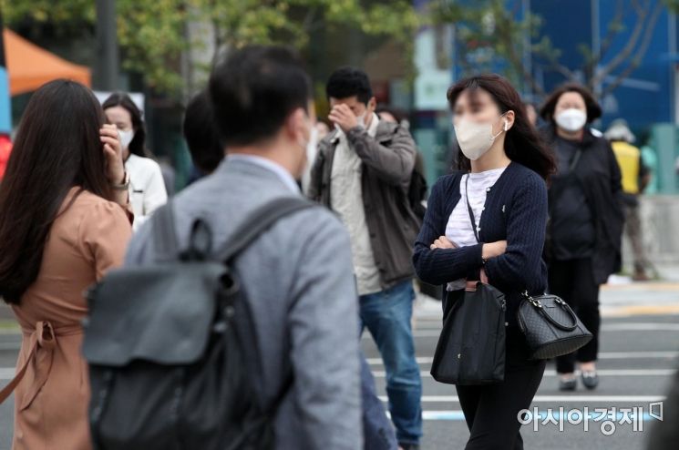 비가 그치고 서늘한 날씨를 보인 4일 서울 광화문 거리에서 출근길 시민들이 발걸음을 재촉하고 있다. 기상청은 “오늘 낮부터 북서쪽에서 찬 공기가 남하하면서, 낮기온이 평년보다 3~4도 정도 낮아지겠으니 환절기 건강관리에 유의하시기 바란다”고 당부했다./김현민 기자 kimhyun81@