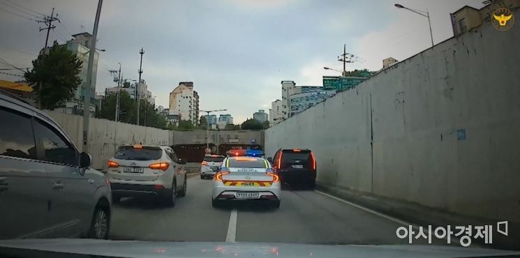 꽉 막힌 출근길 ‘모세의 기적’…응급환자 10분만에 이송한 경찰
