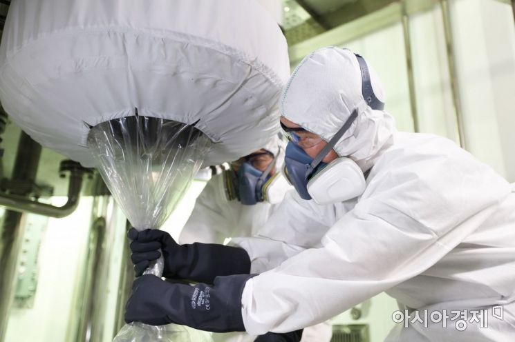 SK바이오텍 직원들이 세종 공장에서 생산된 최종 제품을 포장하고 있다.(제공 SK바이오텍)