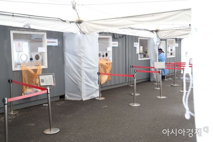 코로나19 감소세가 이어진 4일 서울역 광장에 마련된 임시 선별검사소가 한산하다. /문호남 기자 munonam@