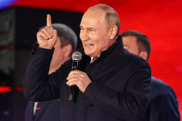 푸틴, 전시에 1000만원대 명품 재킷… 사치 논란 확산 